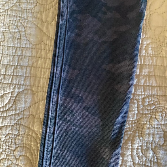 Spanx Look at Me Now Camo Leggings Size Small - Picture 6 of 12